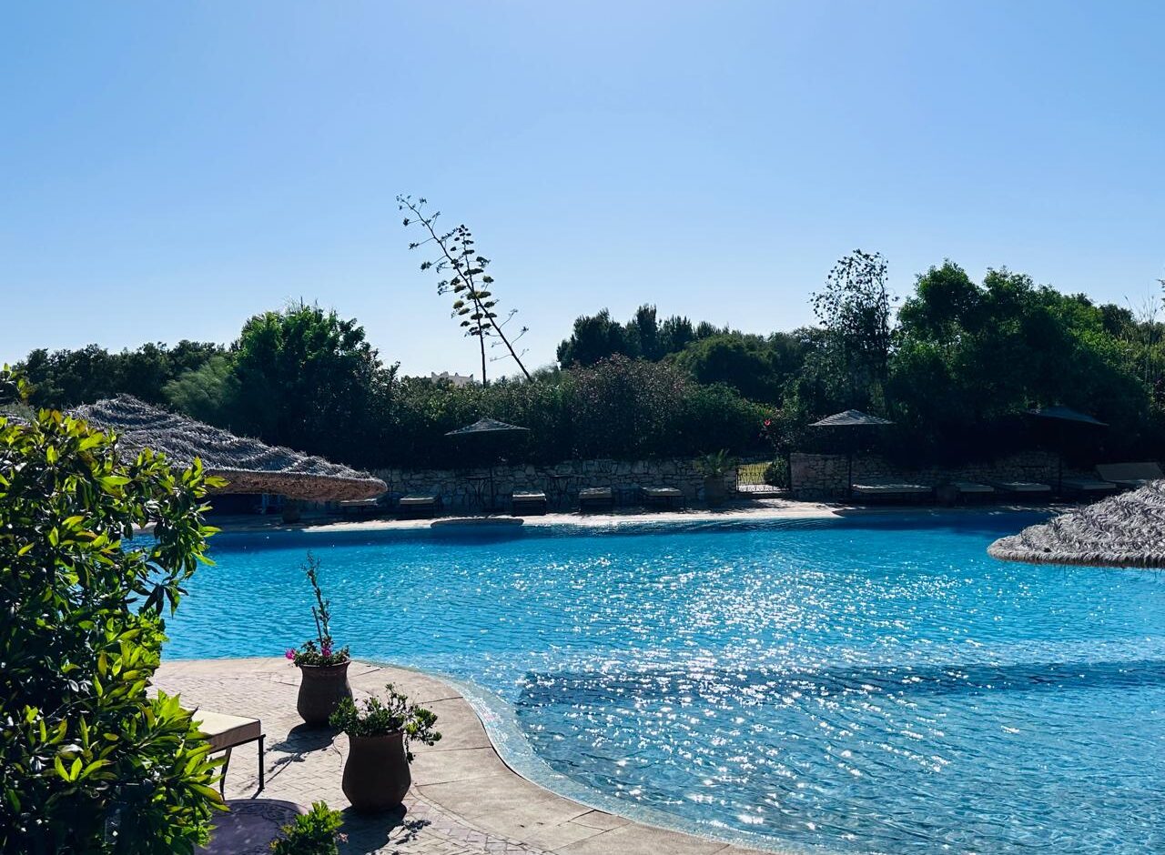 Photo d'illustration d'un article sur les terrasses et piscine du Domaine de l'Arganeraie à Essaouira