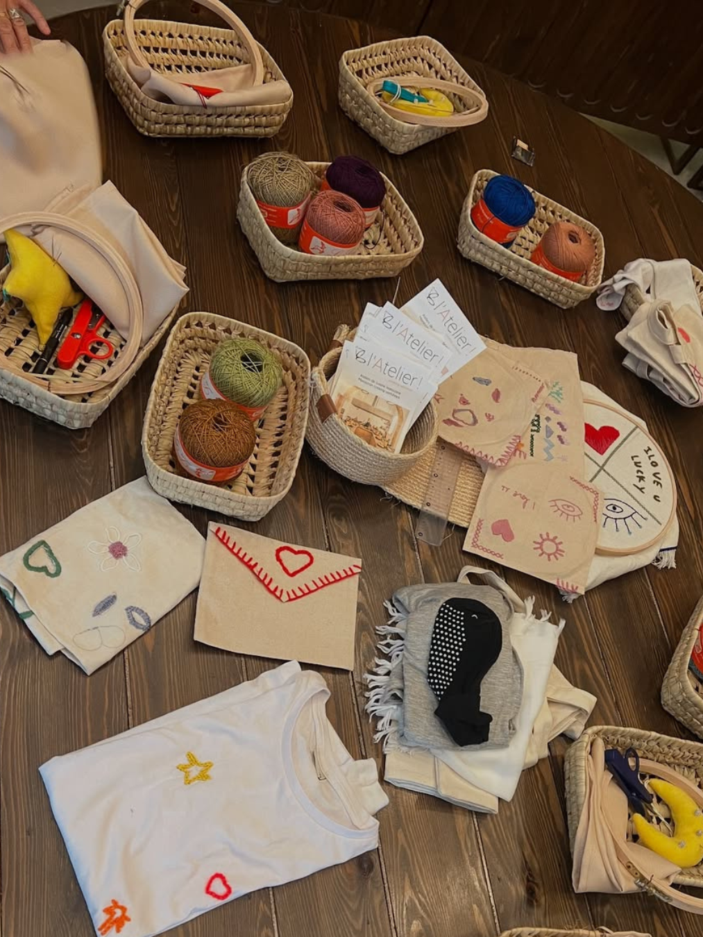 Galerie photo d'un article sur les ateliers broderie proposés par l'Atelier Café Boutique à Essaouira