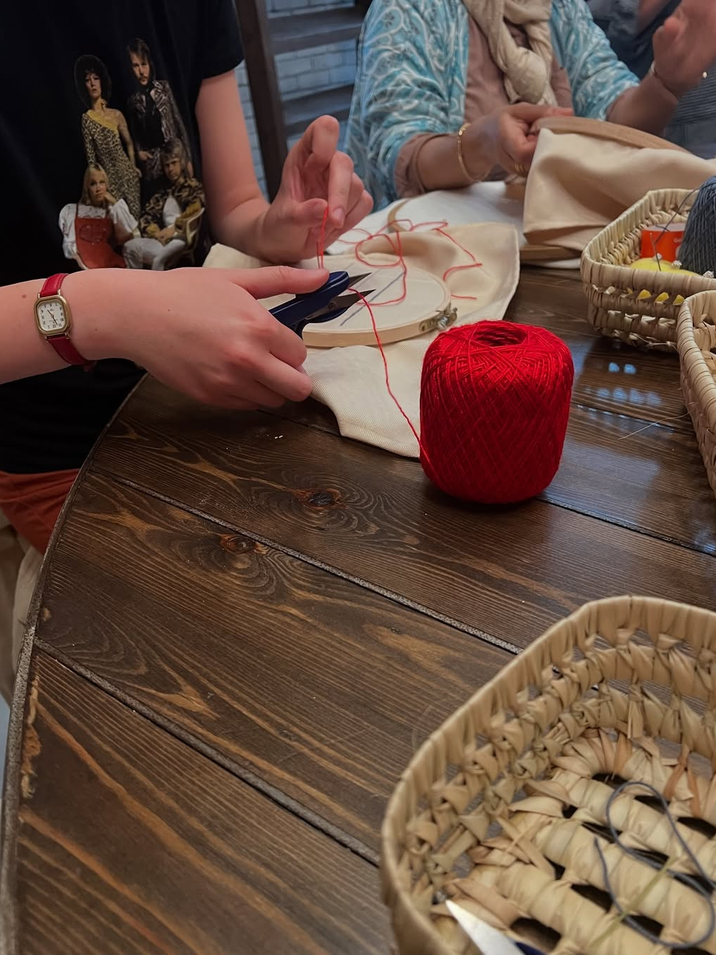 Galerie photo d'un article sur les ateliers broderie proposés par l'Atelier Café Boutique à Essaouira