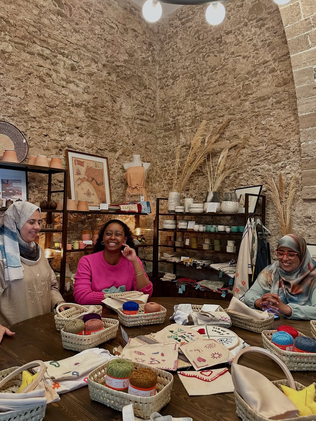 Galerie photo d'un article sur les ateliers broderie proposés par l'Atelier Café Boutique à Essaouira