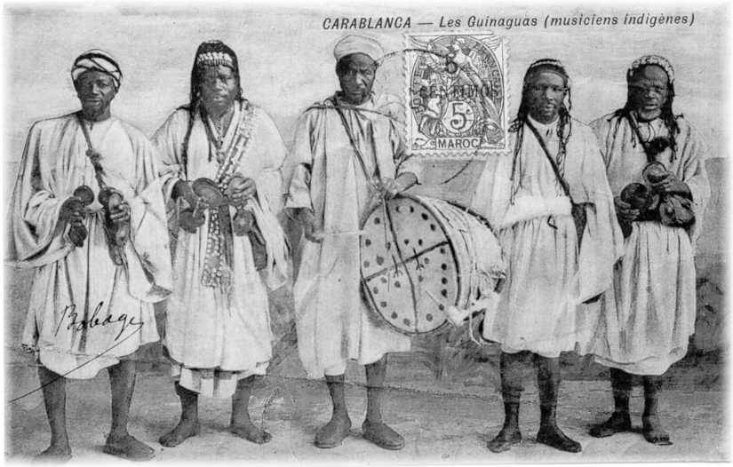Photo ancienne de musiciens Gnaoua, parue en 1920, libre de droit sur Wikimedia 