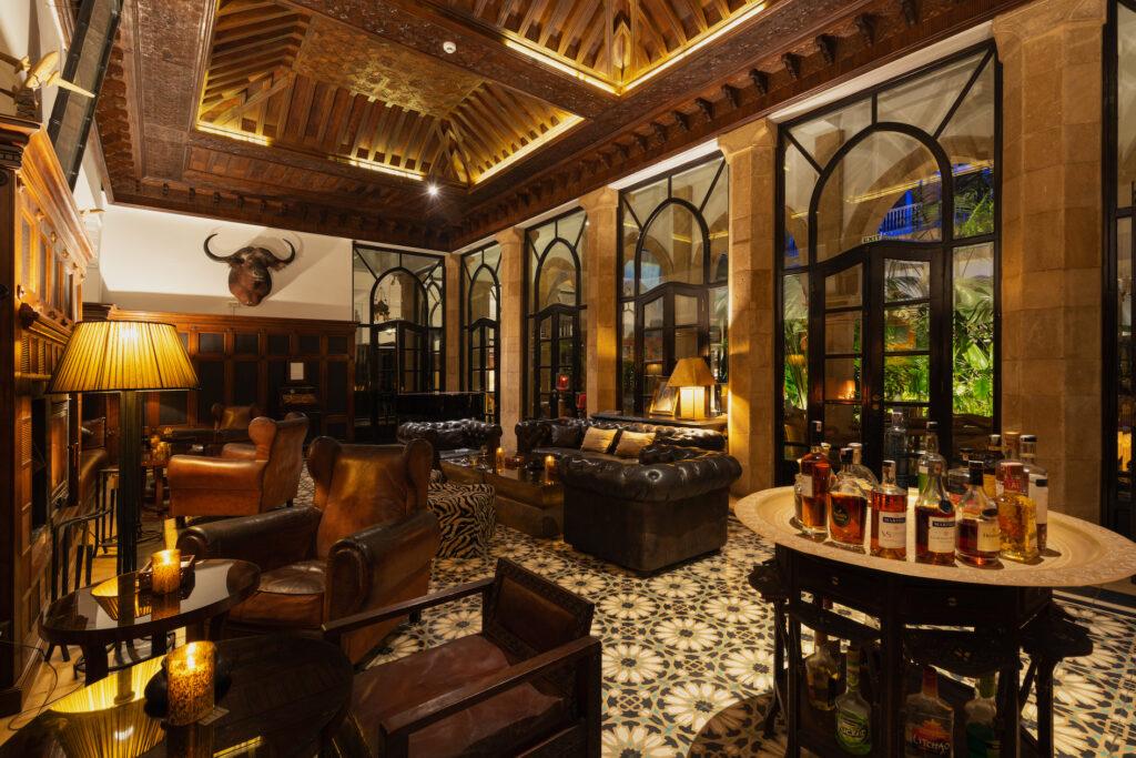 Le bar anglais de L'Heure Bleue Palais à Essaouira 