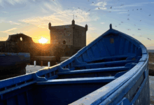 Bastion du port d'Essaouira et barque bleue