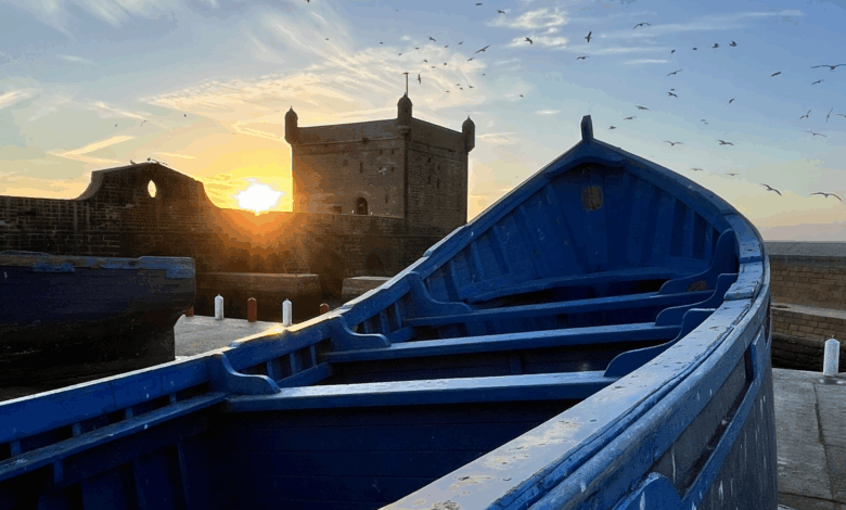 Bastion du port d'Essaouira et barque bleue