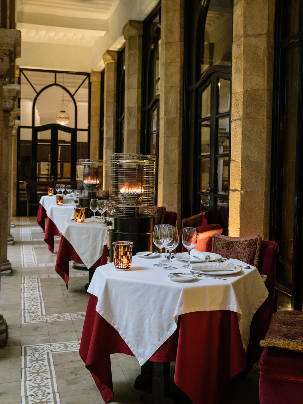 galerie photo du restaurant Le Salon Oriental, tables dans le patio