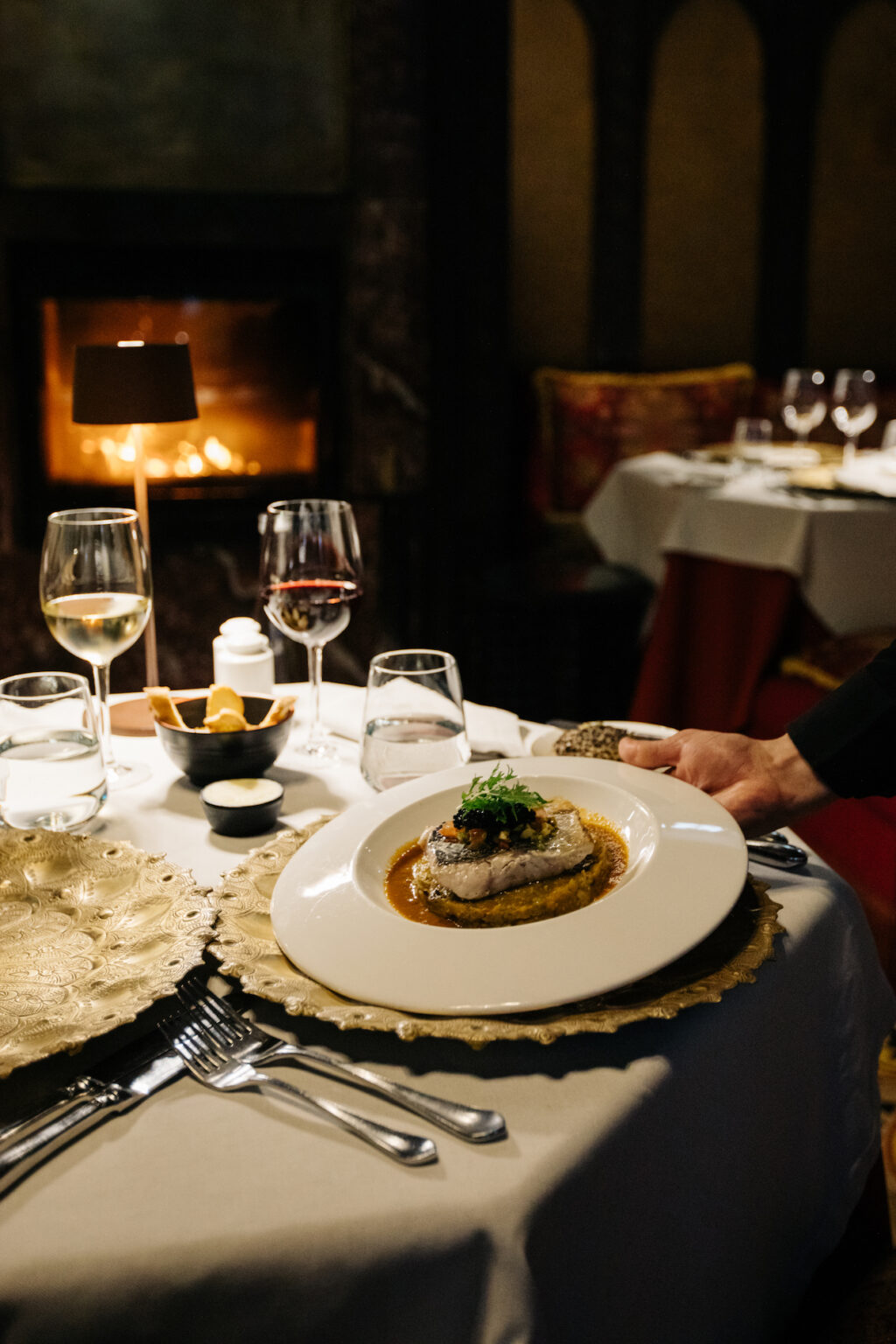 galerie photo du restaurant Le Salon Oriental, une table devant la cheminée du Bar Anglais