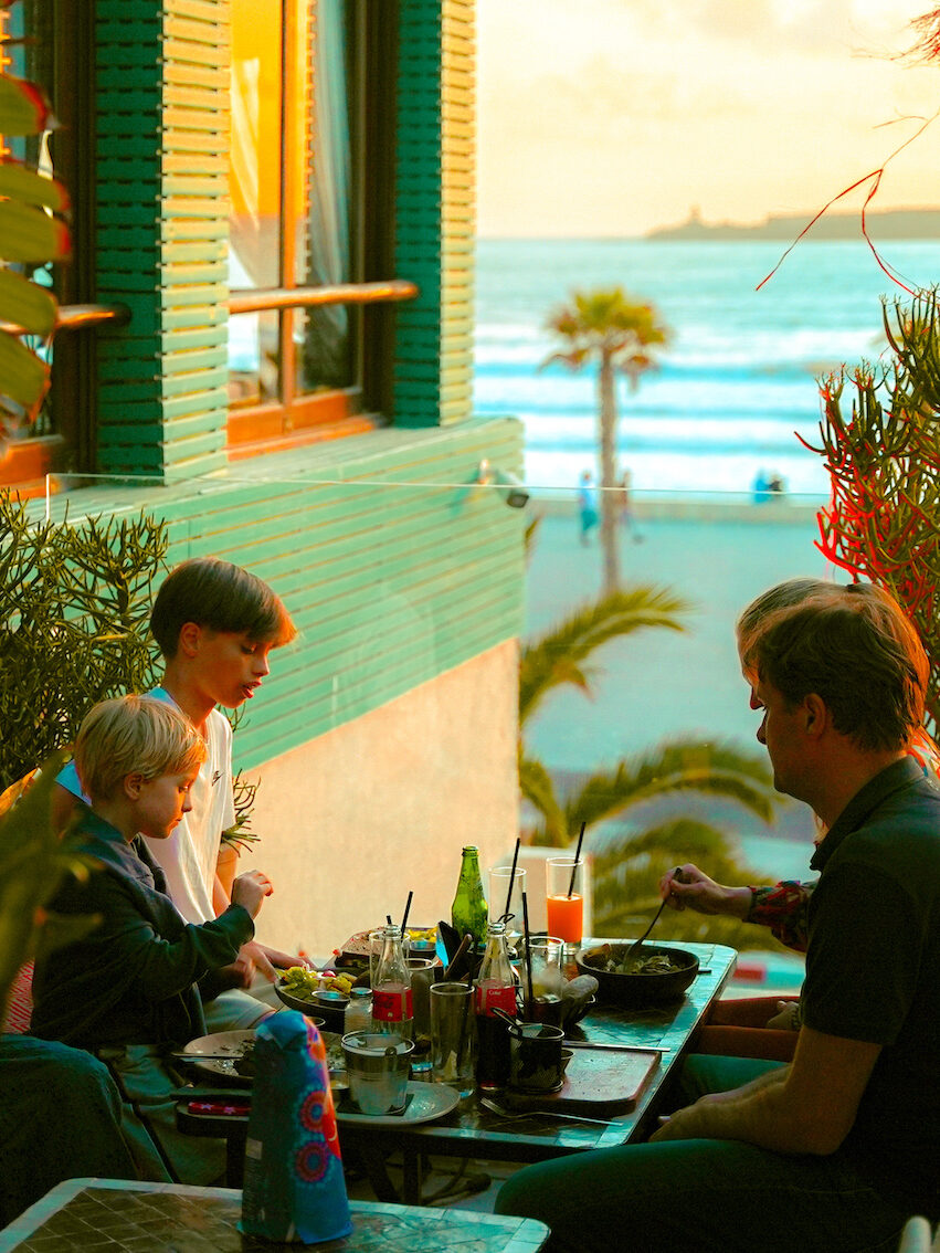 Photo d'un déjeuner en famille sur le rooftop du Beytt Mogador à Essaouira 