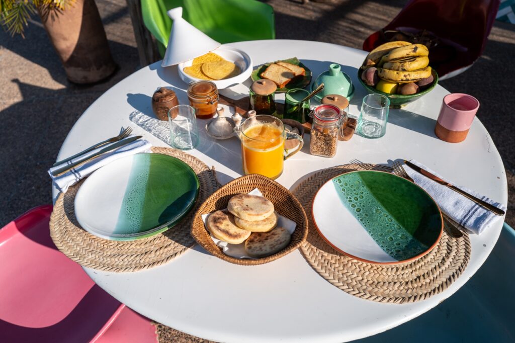 petit déjeuner marocain typique à la villa sauvage