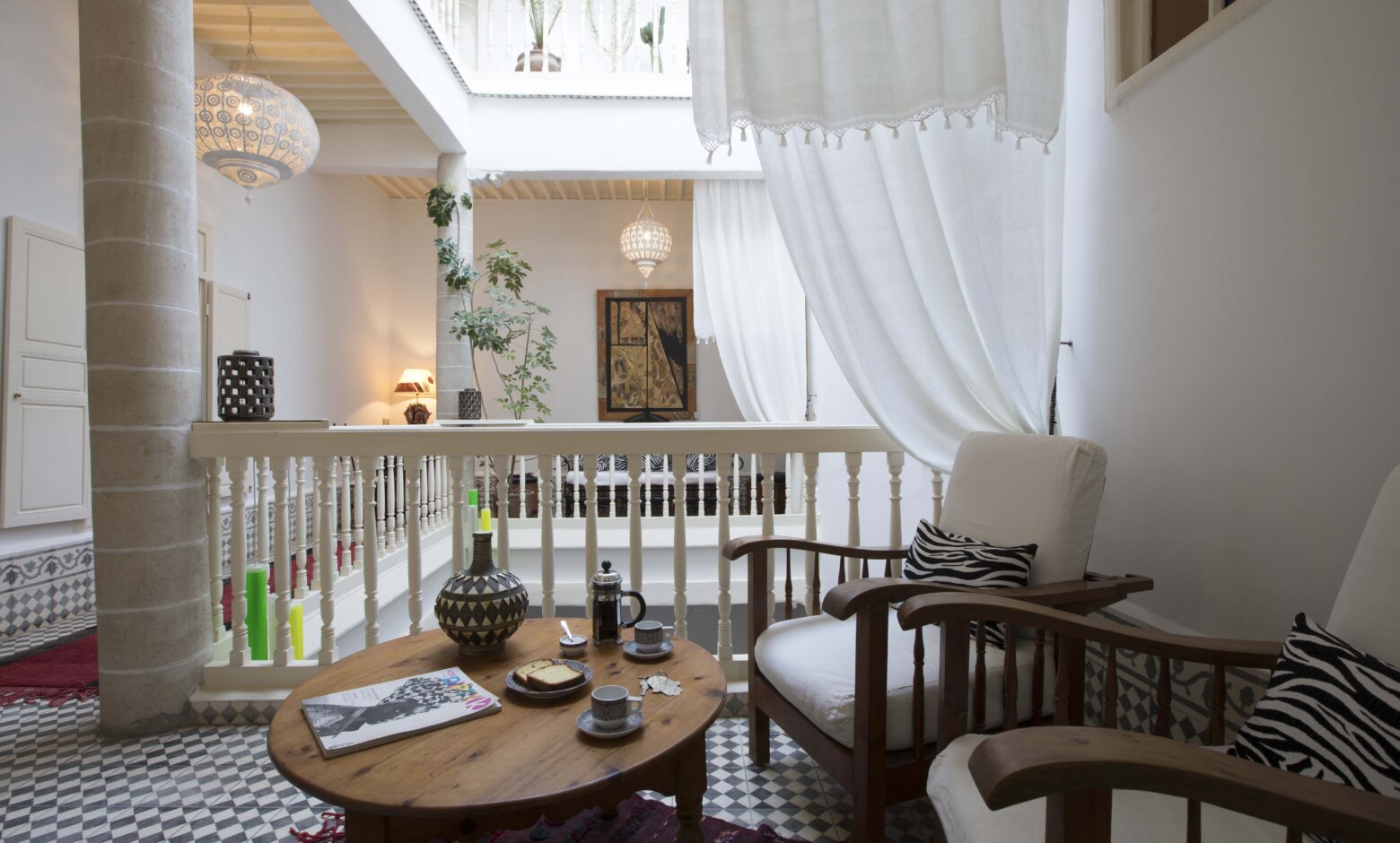 Illustration article sur les artistes exposés au Riad Émotion Essaouira